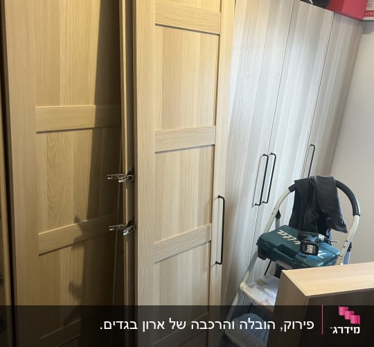 ארונות עץ עם דלתות פתוחות וסולם קטן